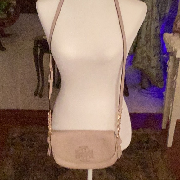 Tory Burch crossbody beautiful flesh color very versatile - Picture 3 of 4
